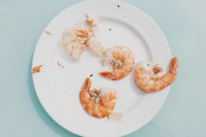 crevettes sur une assiette